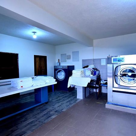 Victoria Mews Hotel Кампала Экстерьер фото
