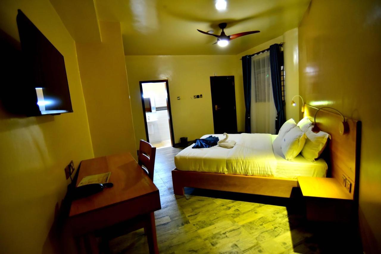 Victoria Mews Hotel Кампала Экстерьер фото