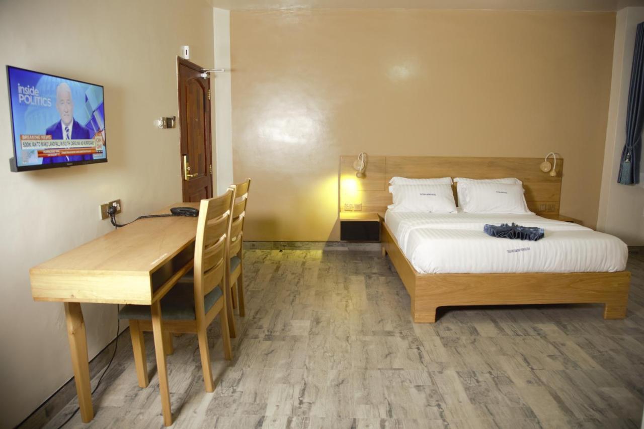 Victoria Mews Hotel Кампала Экстерьер фото