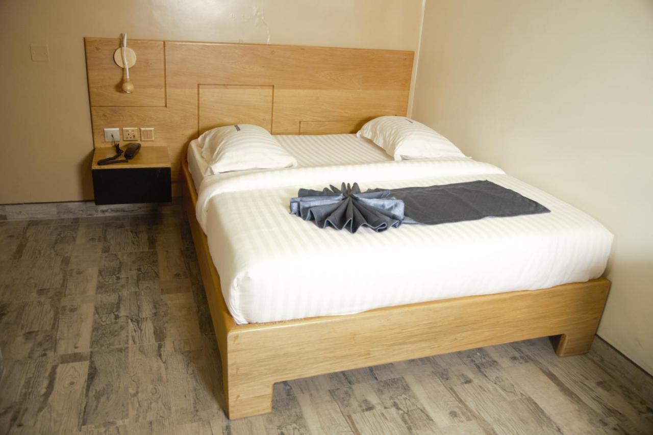Victoria Mews Hotel Кампала Экстерьер фото